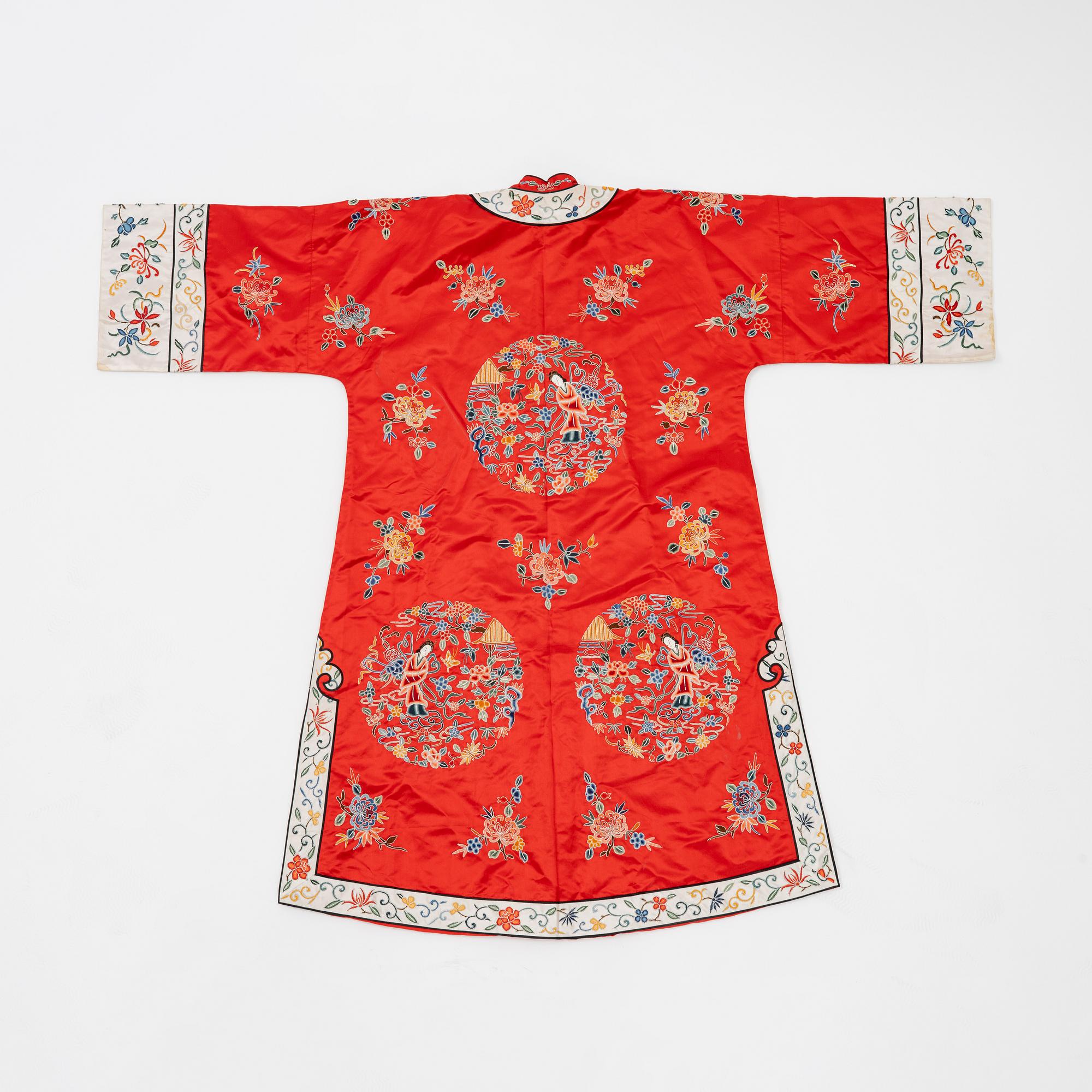 An embroidered Chinese silk robe, first half of the 20th century.