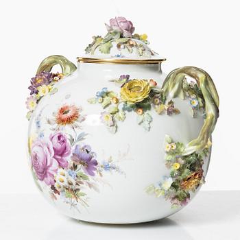 Meissen, a lided porcelain vase, first half of the 20th century.