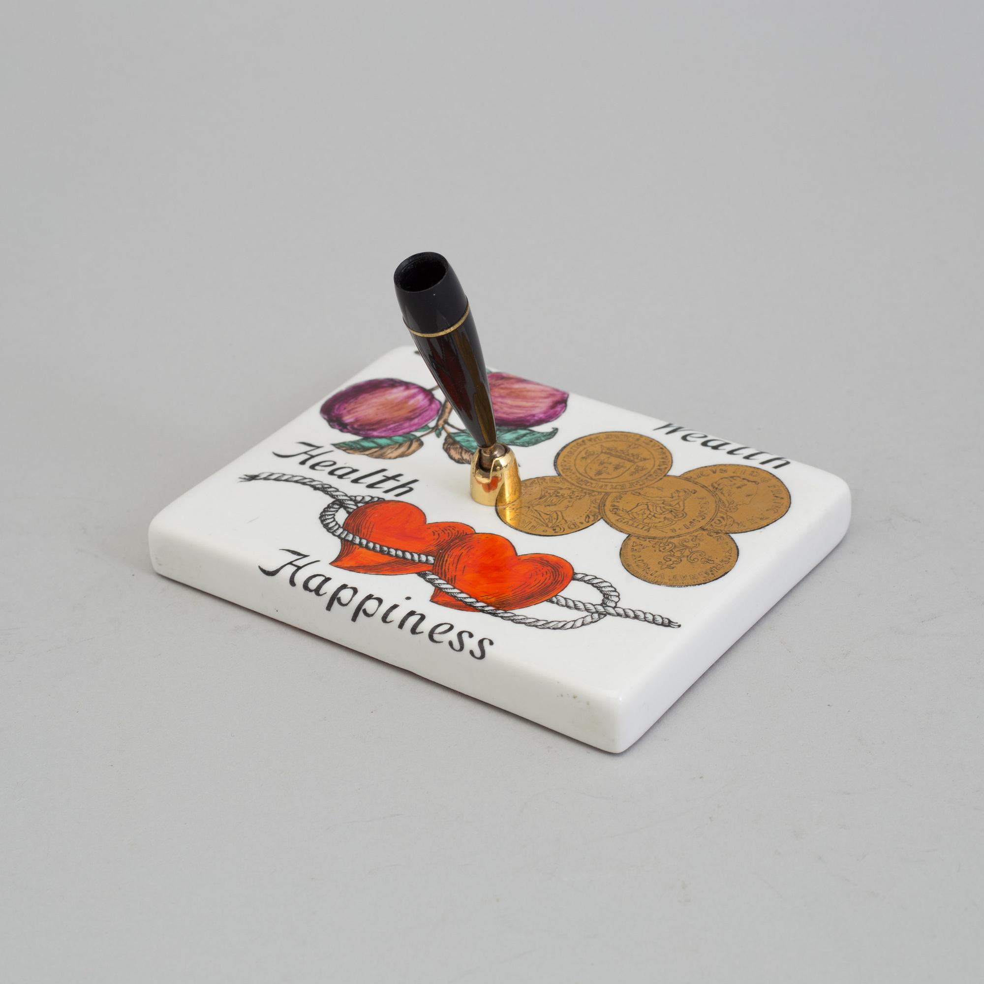 PIERO FORNASETTI, "Wealth Health Happiness", penholder. Signerat Fornasetti Milano Made in Italy.