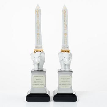 Lladró, figuriner, ett par, "Pulcini obelisk (golden white left)" samt "Pulcini obelisk (golden white right)", Spanien.