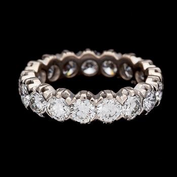 A brilliant cut diamond eternity ring, tot. app. 4.20 cts.