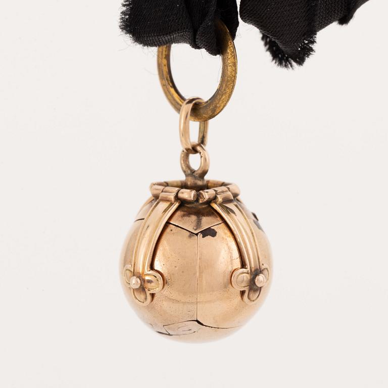 A round freemason pendant.