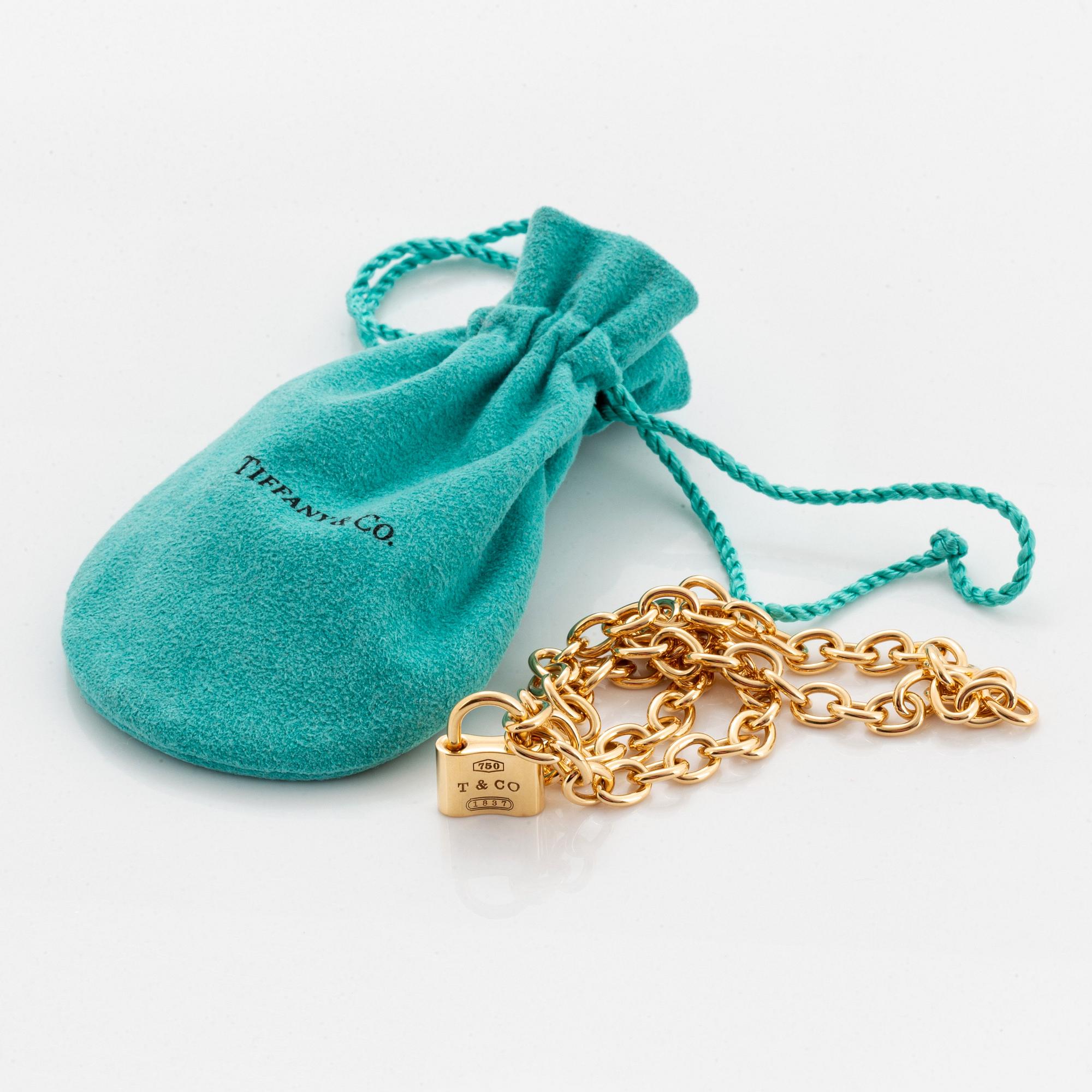 A Tiffany lock charm pendant necklace "1837" in 18K gold.