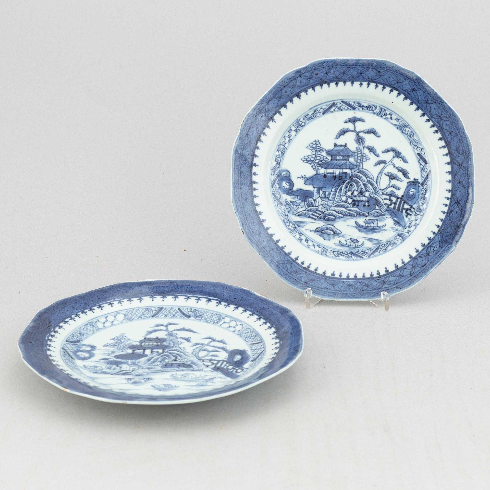 A group of 7 blue and white dishes, 18/20th Century.