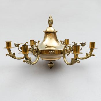 TAKAMPEL, mässing, empirestil, 1900-talets första hälft. Höjd ca 27 cm.