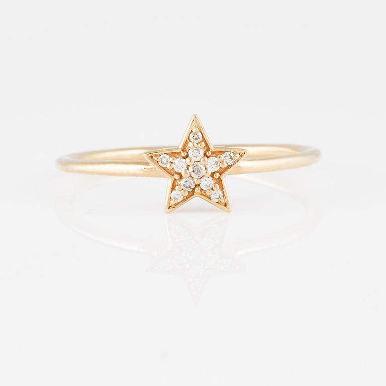 RING, 18K guld med briljantslipade diamanter ca 0.05 ct. Vikt 1,3 gram.
