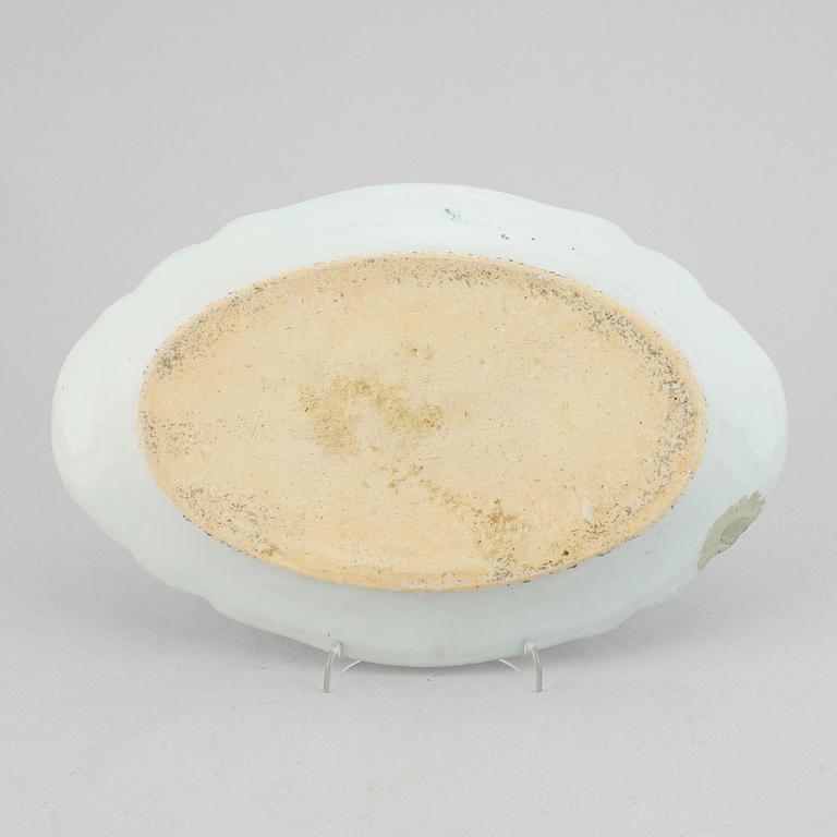 A famille rose serving dish, Qing dynasty, Qianlong (1736-95).