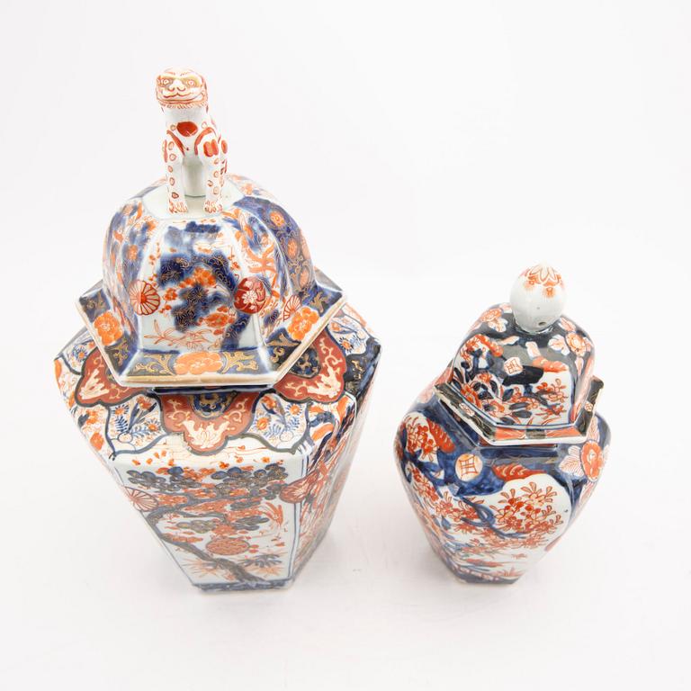 A set of seve Japanese Imari porcelain urns av vases 19th/20th century.