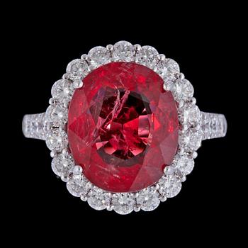 1143. An orangy-red Burmese spinel, 6.16 cts, and brilliant cut diamond ring, tot. ap. 0.90 cts.