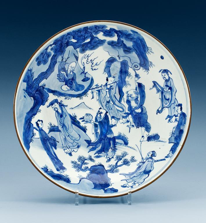 A blue and white charger, Qing dynasty, Kangxi (1662-1722). With hall mark.