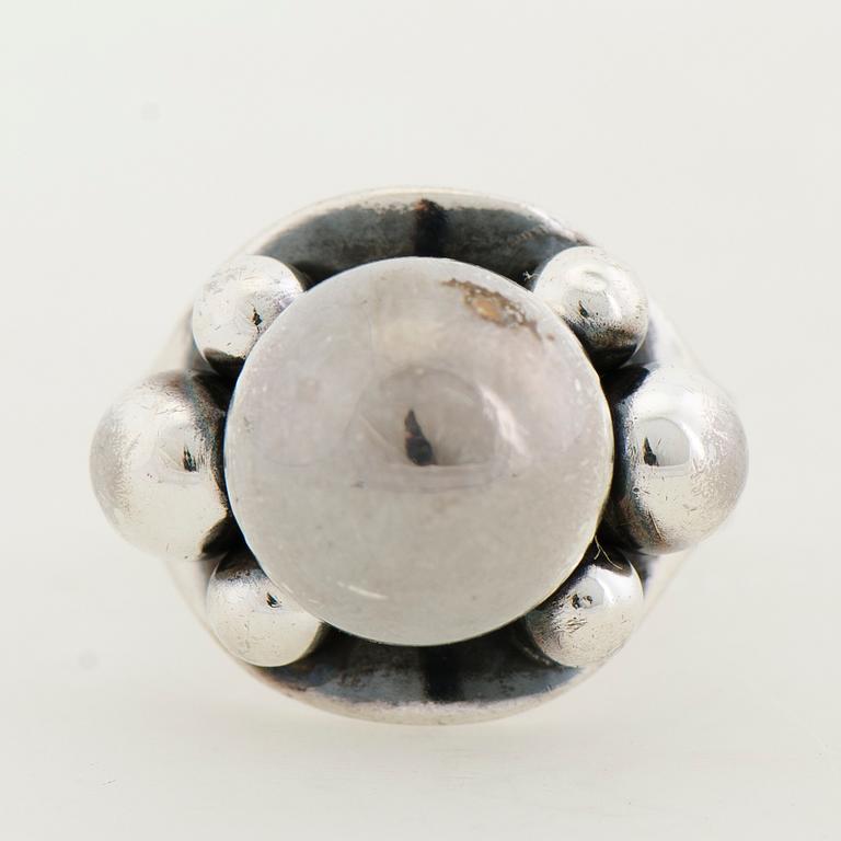 RINGAR, 3 st, silver, rosenkvarts, månsten. Erik Granit, Helsingfors 1960-67.