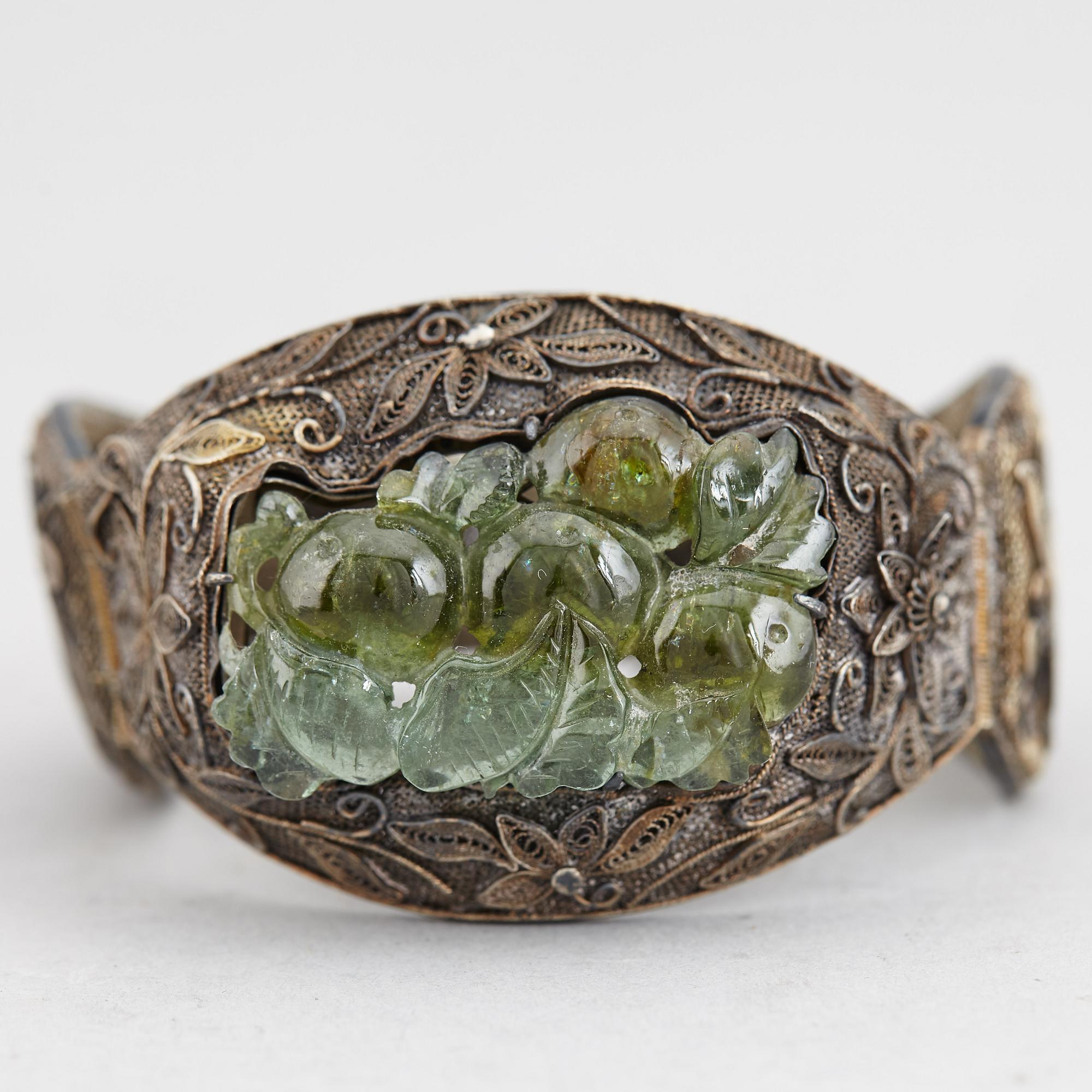 A Chinese silver filigree bracelet with inlays stone, early 20th century.