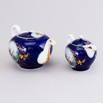 A 10-piece Kuznetsov porcelain tea set, Russia 1892-1917.