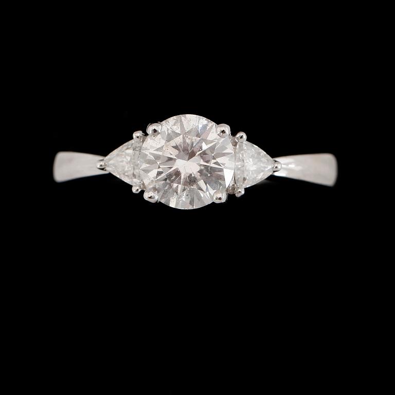 RING, 18K vitguld, olikslipade diamanter tot ca 1.12 ct.