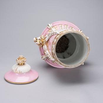 KANNELLINEN UURNA, posliinia, Sèvres-tapainen merkki, 1900-luvun alkupuoli.