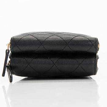 Chanel, "O-porte tel a chaine" väska, 2020.