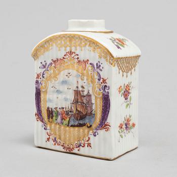 A porcelain tea caddy, presumably French, first half of the 19th century.