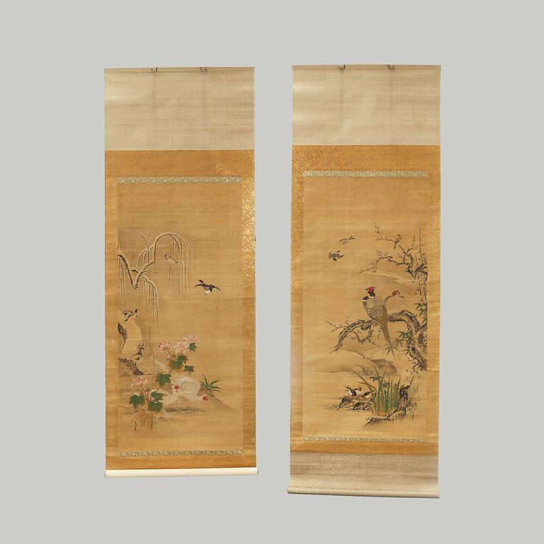 RULLMÅLNINGAR, 2 st, siden på papper, bär signatur, Japan 1900-tal.