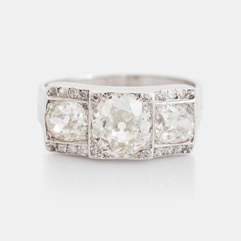 386. An 18K white gold Hugo Strömdahl ring set with old-cut diamonds.