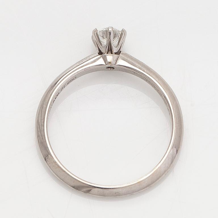 Tiffany & Co, sormus, platinaa, briljanttihiottu timantti n. 0.23 ct kaiverruksen mukaan. Sertifikaatilla.