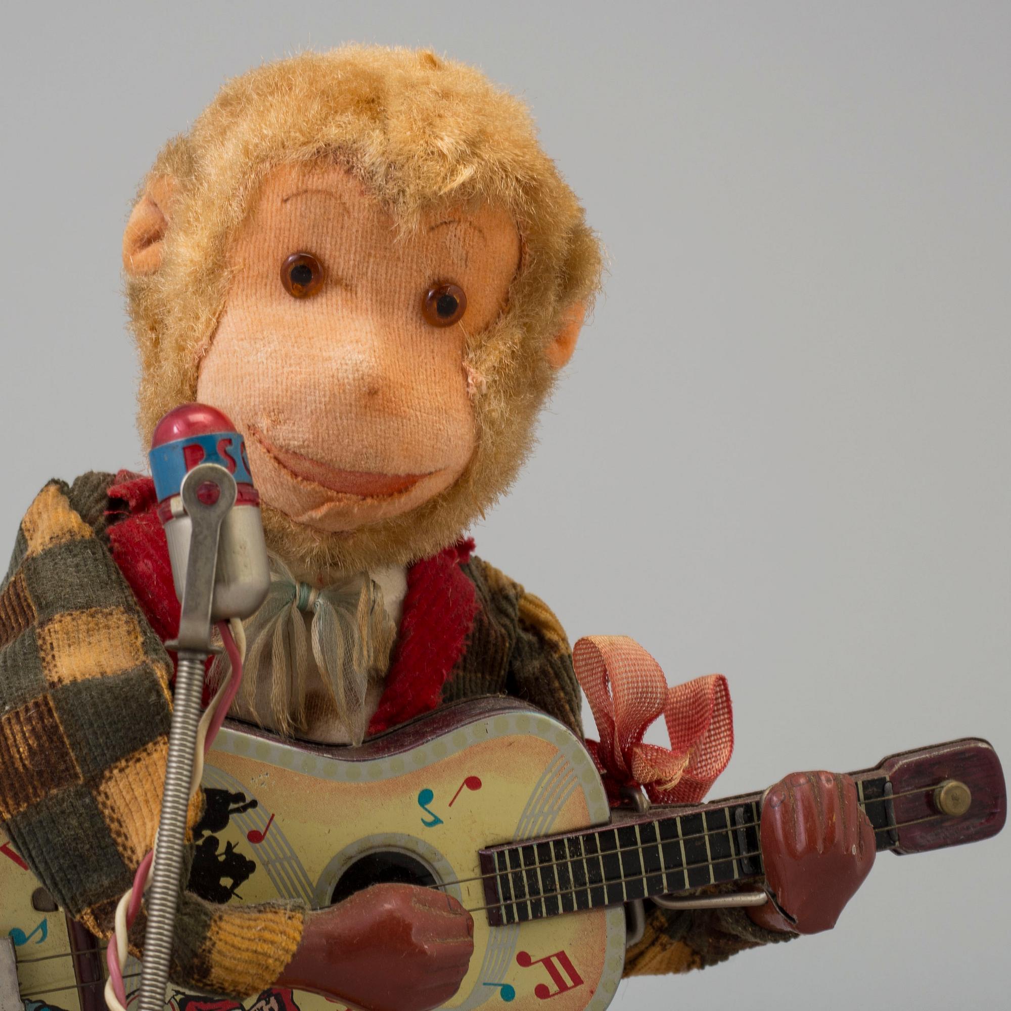 A JAPANESE TIN TOY, mid 20th century.