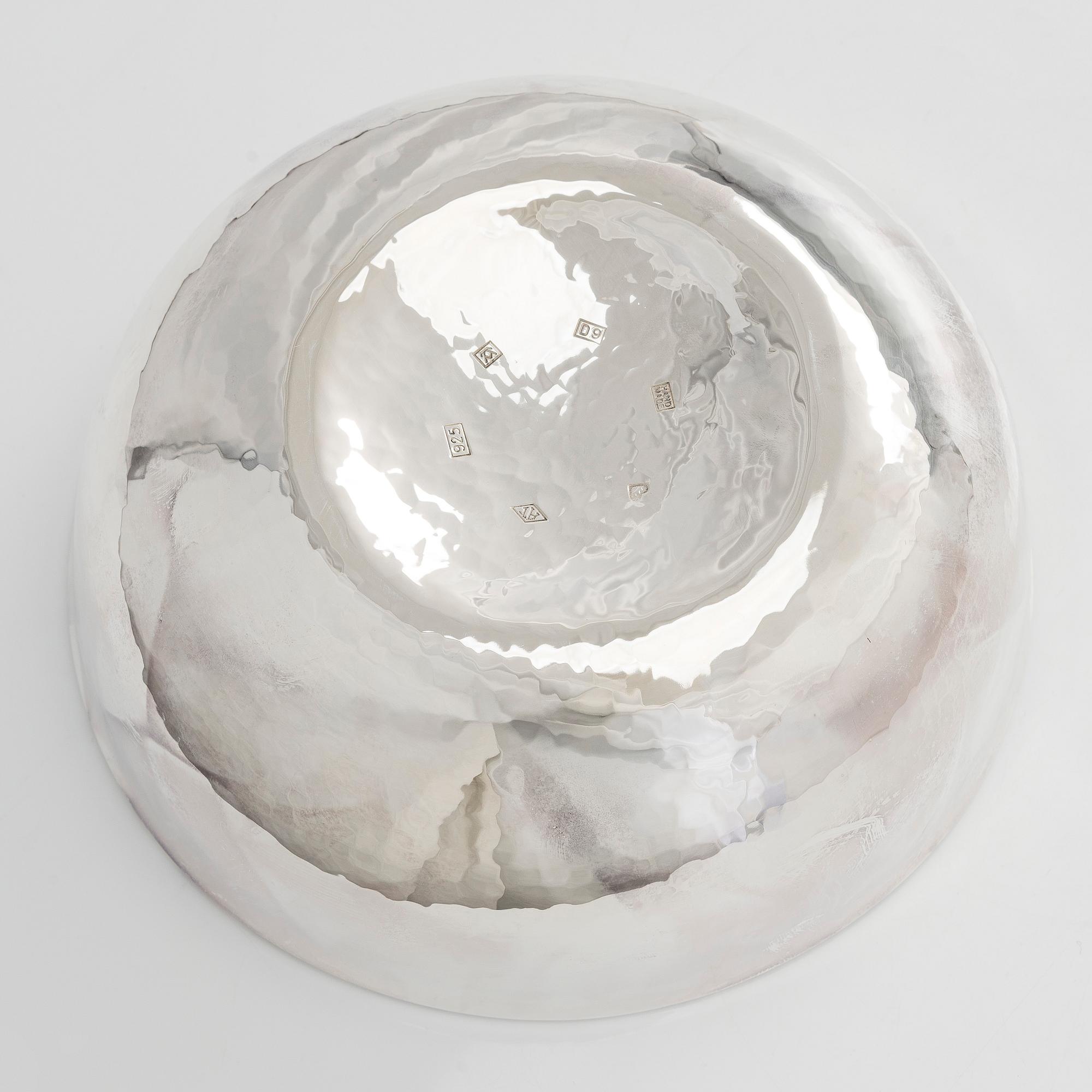 A. Tillander, skål, sterlingsilver och emalj. Helsingfors 2005.