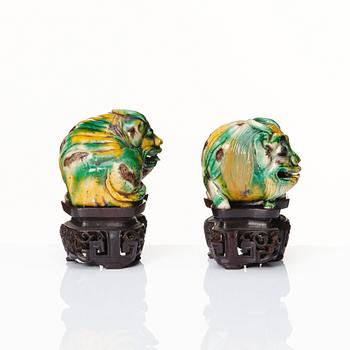 A pair of egg and spinach glazed figures of mythical creatures, Qing dynasty, Kangxi (1662-1722).