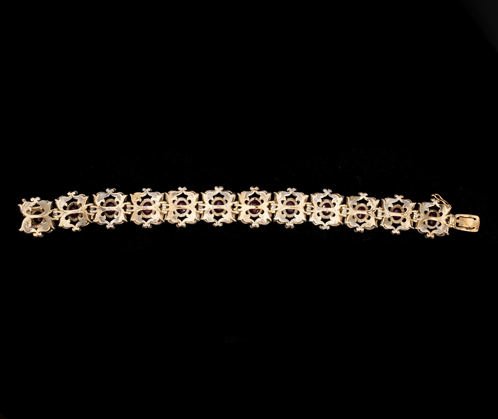 ARMSMYCKE samt RING, förgyllt silver, rubiner och polki diamanter. Vikt tot. 45 g.