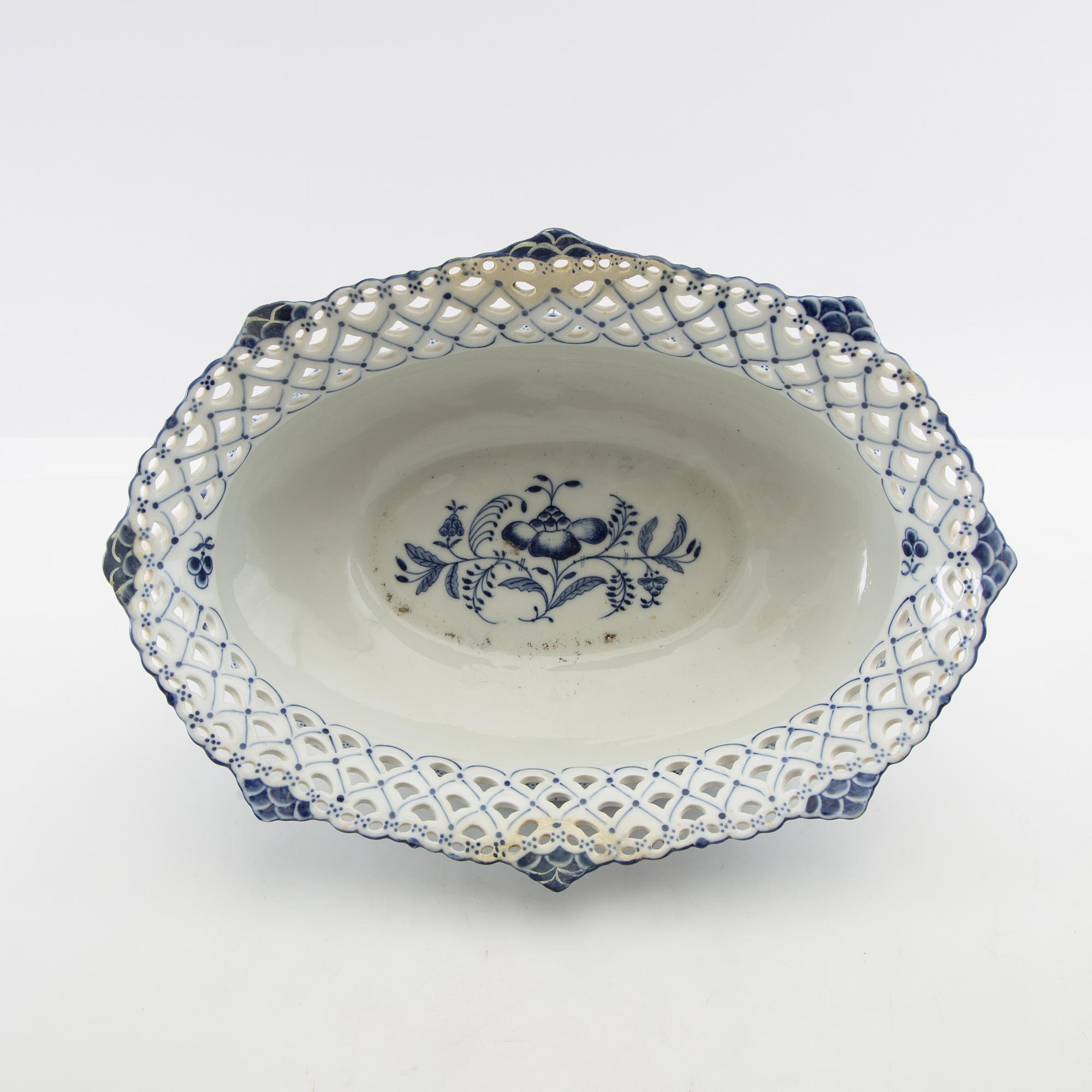 Jardinière "Musselmalet helblonde" Royal Copenhagen Denmark early 20th century porcelain.