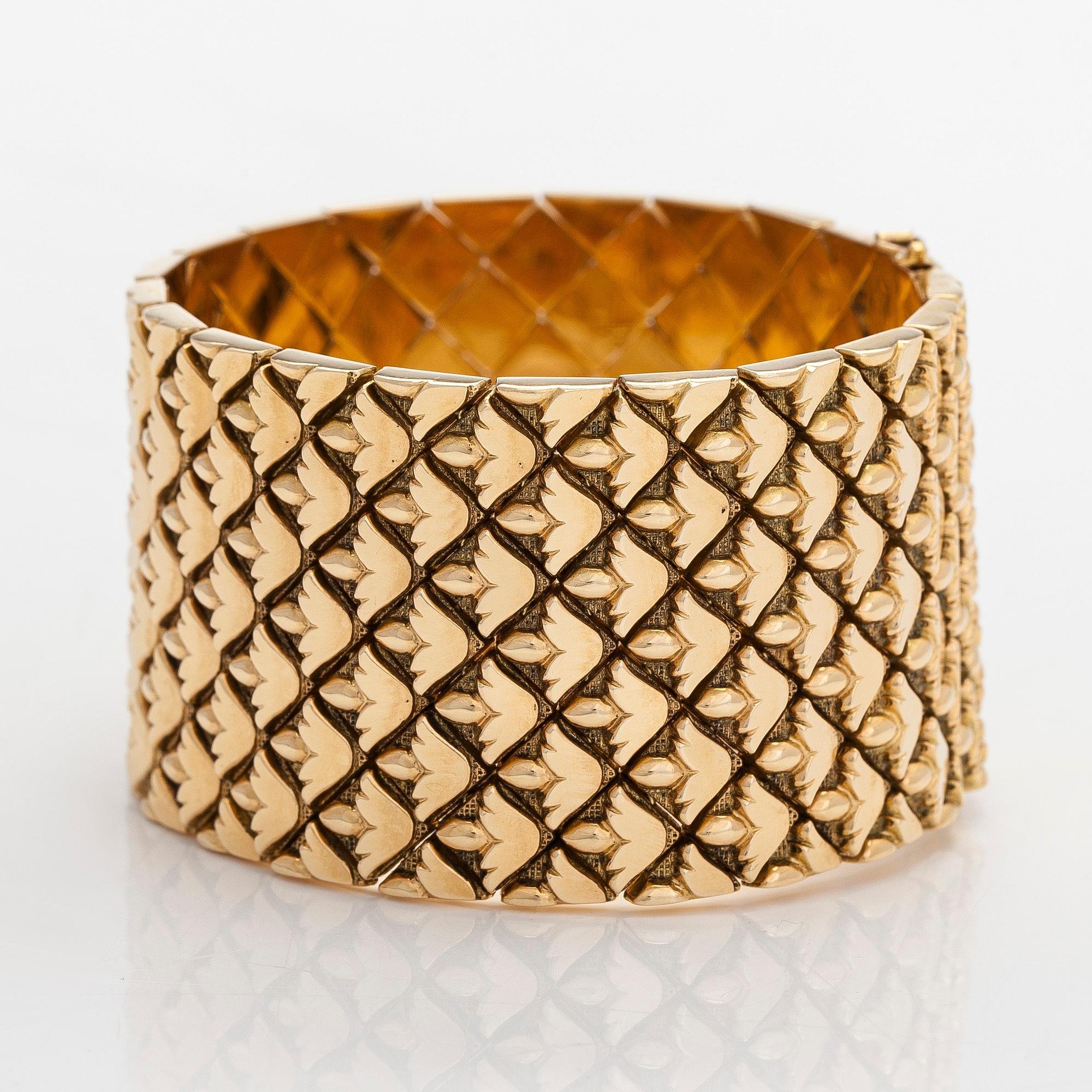 An 18K gold cuff bracelet, Italy.