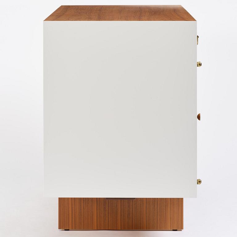 Josef Frank, sideboard, modell 2137, Firma Svenskt Tenn, samtida produktion.