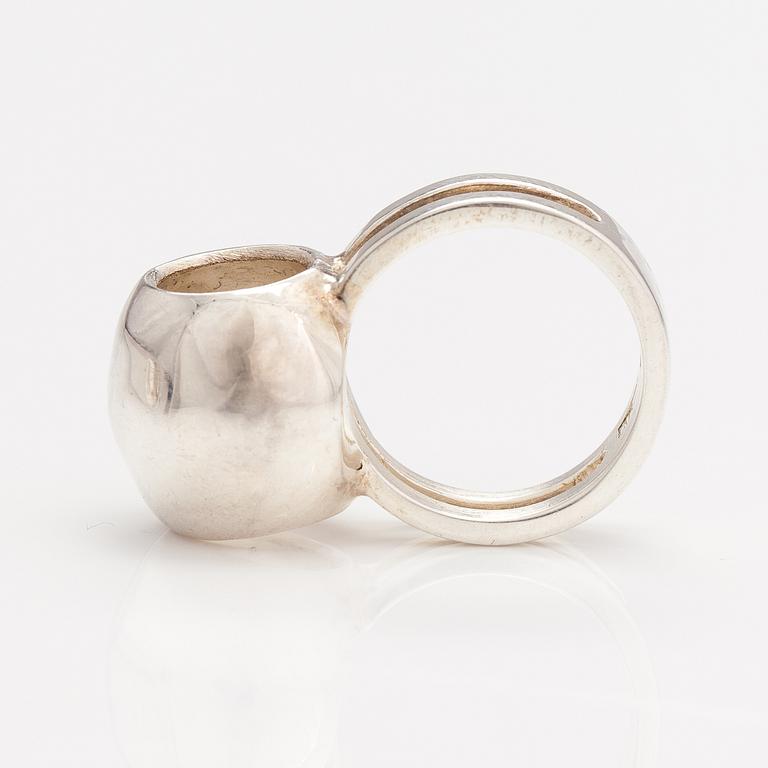 A sterling silver ring and bracelet. Kaunis koru, Helsinki 1977.