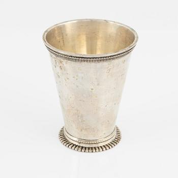 Bestick, brevkniv samt bägare, silver, bl a CG Hallberg Stockholm 1919 (24 delar).