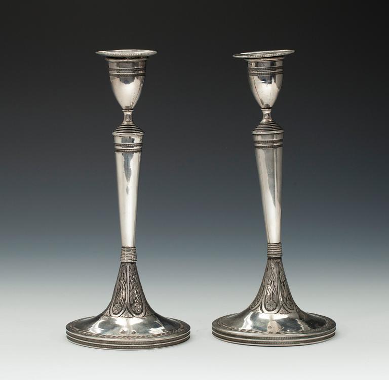 LJUSSTAKAR, ett par. Silver. Österrike-Ungern 1820 t. Höjd 32 cm. Vikt 713 g.