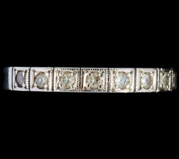 RINGAR, 5 st, 18k guld. En ring med åtta diamanter tot ca 0.08 ct.