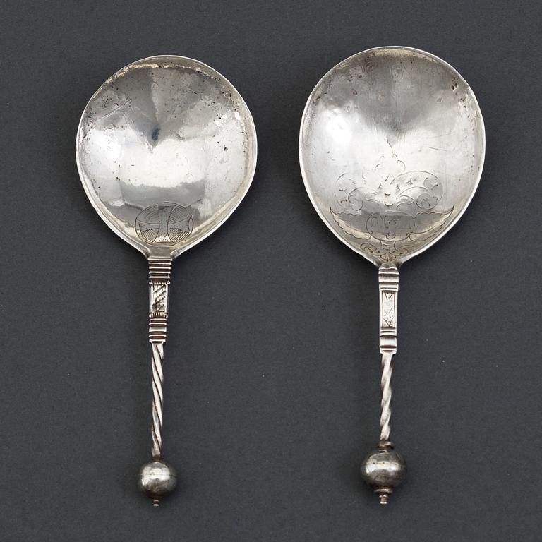 Skedar med kulknopp, 2st, silver, otydliga stämplar, Skandinavien 1700-talets förra hälft.