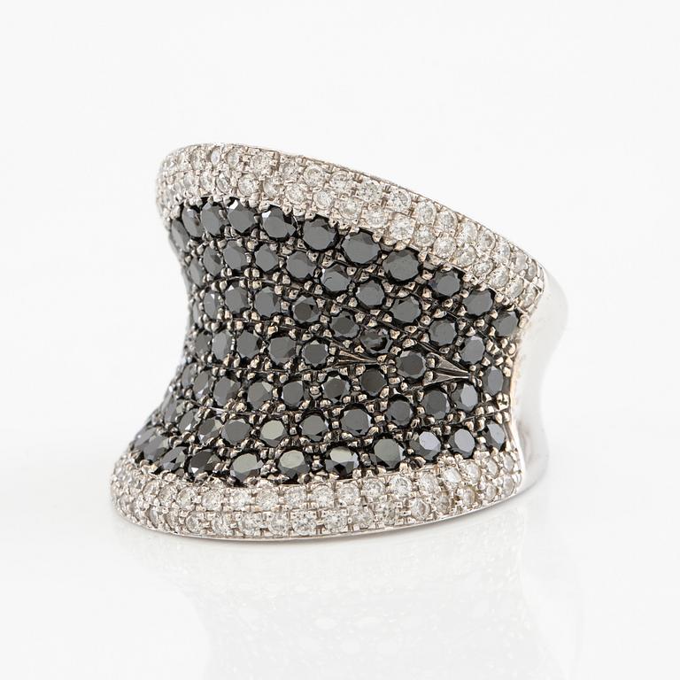 Ring in 18K white gold set with round brilliant-cut black and colourless diamonds.