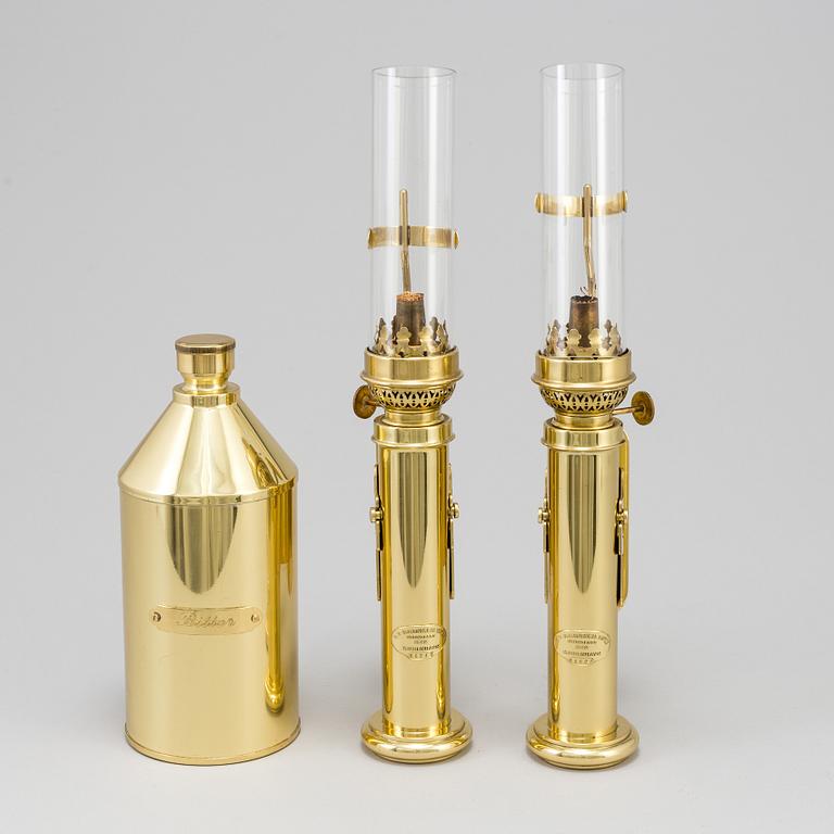 FOTOGENLAMPOR, ett par samt fotogenbehållare, mässing, G.V. Harnisch eftf., Köpenhamn, Danmark, 1900-talets andra hälft.