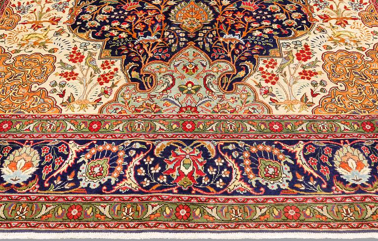 A pictoral Tabriz carpet, ca 403 x 282 cm.