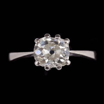 RING, 18k vitguld med fasettslipad diamant, ca 1,5 ct. C G Hallberg, 1973. Vikt 4 g.