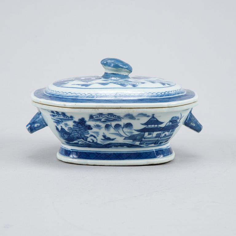 A blue and white vegetable tureen with cover and a butter tureen with cover, Qingdynasty, 19th Century.