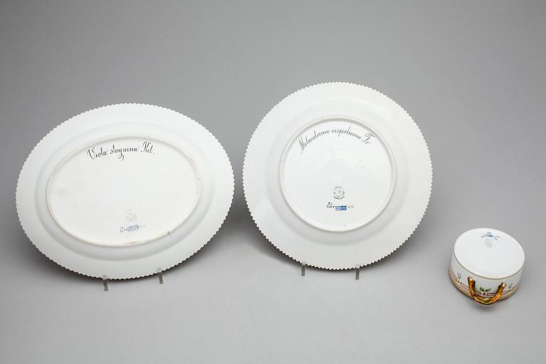 FAT, TALLRIK samt ASK MED LOCK, porslin, "Flora Danica", Royal Copenhagen.