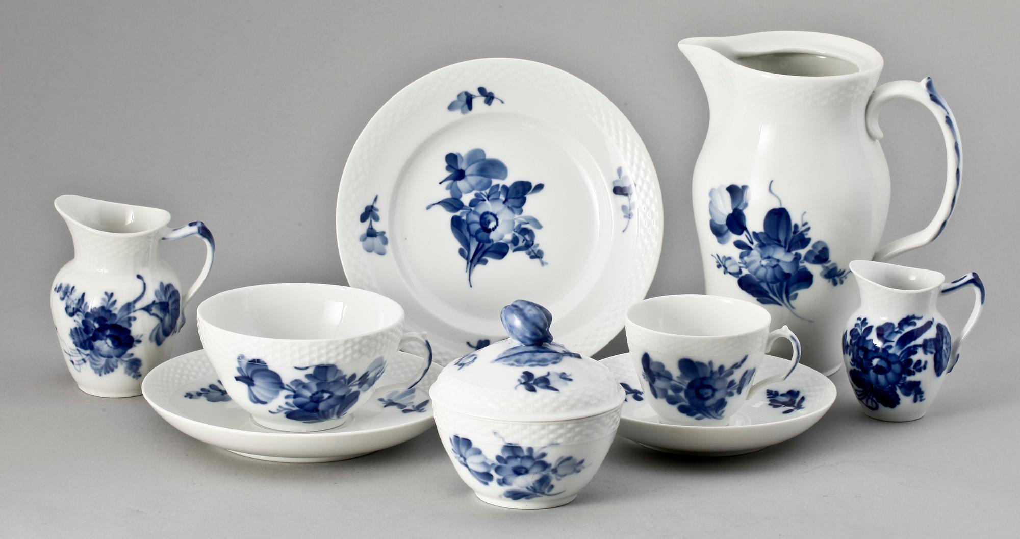 KAFFE- OCH TESERVIS, 34 delar, porslin, "Musselmalet" Royal Copenhagen, Danmark.