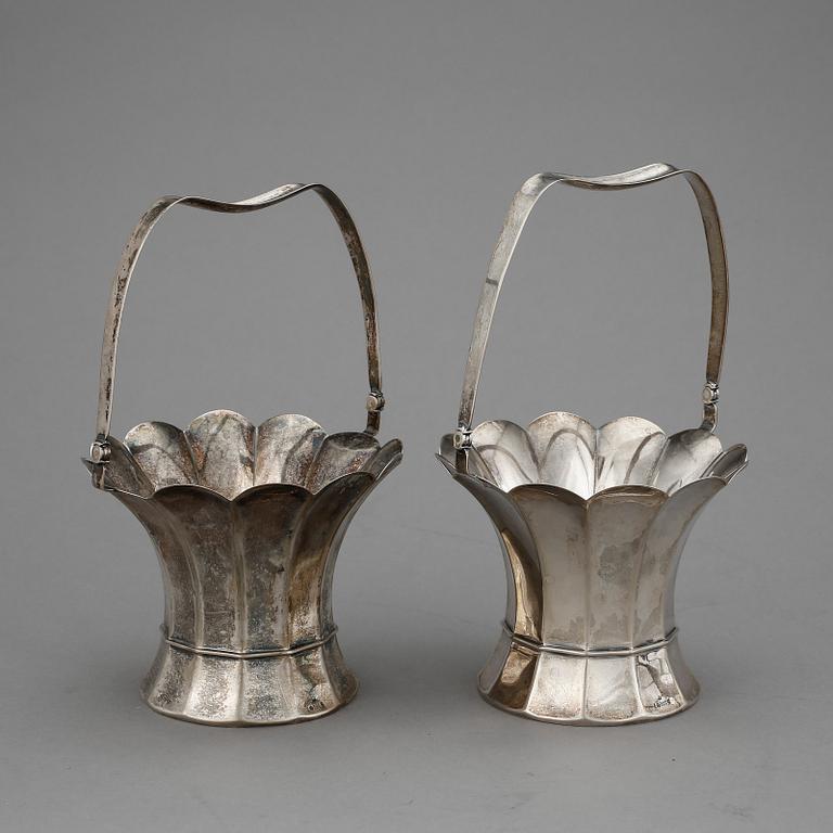 KORGAR, STÄLL och BRICKA, 4 delar, bla silverhalt 800, Tyskland omkring år 1900. Total vikt ca 1155 gram.