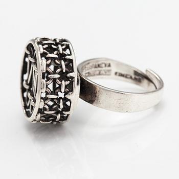 Pentti Sarpaneva, A silver ring. Turun Hopea, Turku 1974.