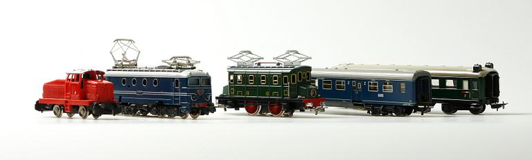 ELLOK, 3 st samt VAGNAR, 2 st, Märklin, H0.