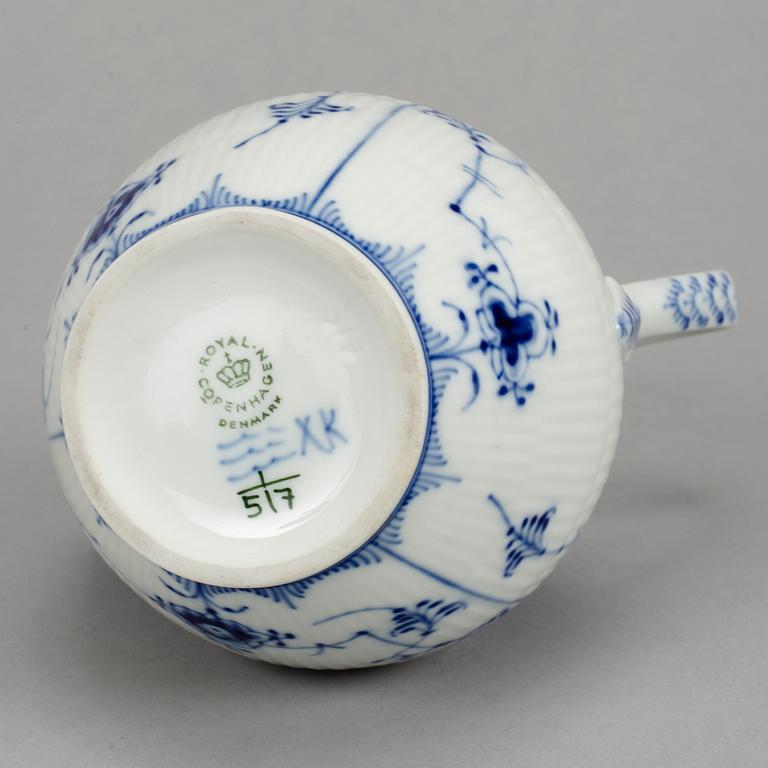 Royal Copenhagen, servisdelar, 14 delar, porslin. "Musselmalet", Danmark.