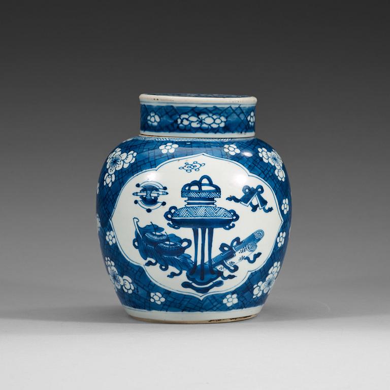 A blue and white jar with cover, Qing dynasty, Kangxi (1662-1722).