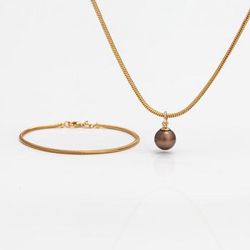 A 14K gold necklace and bracelet with a cultured pearl.