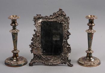 LJUSSTAKAR, ett par, nysilver, samt BORDSPEGEL, vitmetall. Nyrokoko. 1800-talets andra hälft.